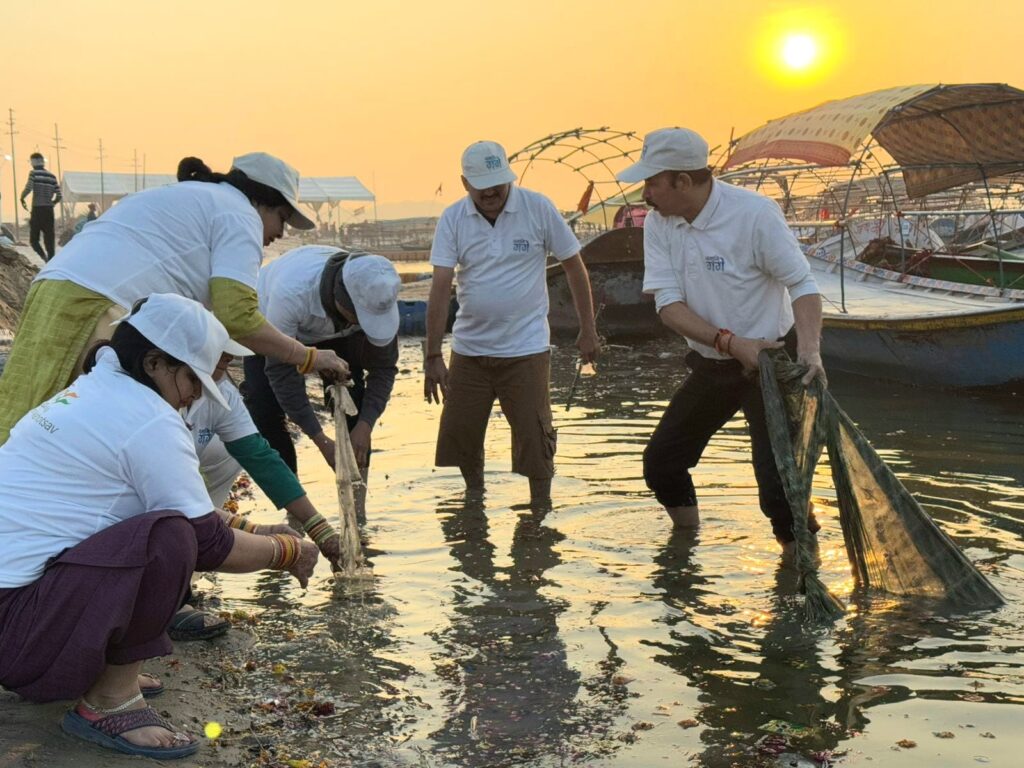 महाकुंभ 2025 की तैयारी शुरू : प्रयागराज के संगम तट पर नमामि गंगे का स्वच्छता अभियान महाकुंभ 2025 की तैयारी शुरू : प्रयागराज के संगम तट पर नमामि गंगे का स्वच्छता अभियान