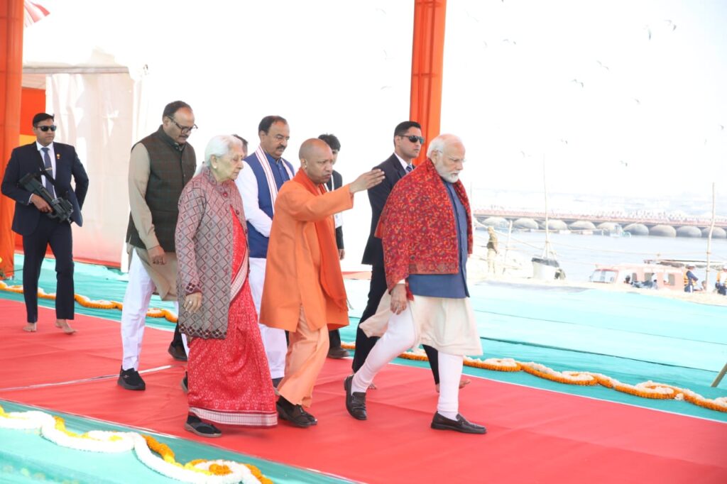 महाकुंभ 2025 : पीएम मोदी ने कलश कुंभ किया स्थापित, संगम अभिषेक कर उतारी त्रिवेणी की आरती महाकुंभ 2025 : पीएम मोदी ने कलश कुंभ किया स्थापित, संगम अभिषेक कर उतारी त्रिवेणी की आरती महाकुंभ 2025 : पीएम मोदी ने कलश कुंभ किया स्थापित, संगम अभिषेक कर उतारी त्रिवेणी की आरती
