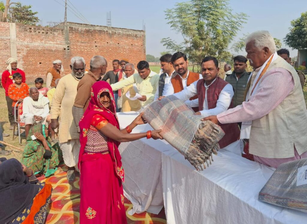 रोहनिया विधायक ने जरूरतमंदों में बांटा कंबल रोहनिया विधायक ने जरूरतमंदों में बांटा कंबल