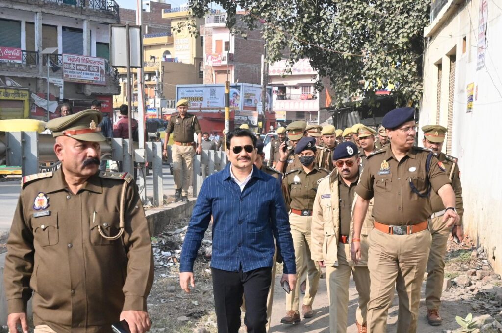 पुलिस आयुक्त ने किया वाराणसी शहर का भ्रमण, यातायात व्यवस्था सुधारने के दिए कड़े निर्देश पुलिस आयुक्त ने किया वाराणसी शहर का भ्रमण, यातायात व्यवस्था सुधारने के दिए कड़े निर्देश पुलिस आयुक्त ने किया वाराणसी शहर का भ्रमण, यातायात व्यवस्था सुधारने के दिए कड़े निर्देश