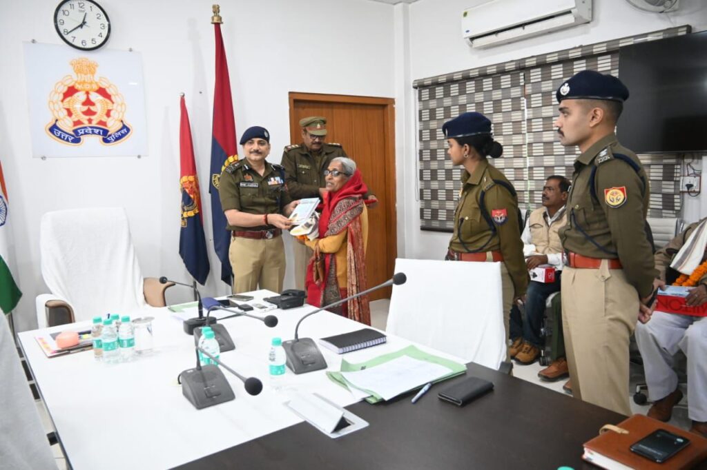 पुलिस आयुक्त वाराणसी ने सेवानिवृत्त कर्मियों को दी भावभीनी विदाई, सेवा के अनुभवों को साझा करने पर दिया जोर पुलिस आयुक्त वाराणसी ने सेवानिवृत्त कर्मियों को दी भावभीनी विदाई, सेवा के अनुभवों को साझा करने पर दिया जोर पुलिस आयुक्त वाराणसी ने सेवानिवृत्त कर्मियों को दी भावभीनी विदाई, सेवा के अनुभवों को साझा करने पर दिया जोर