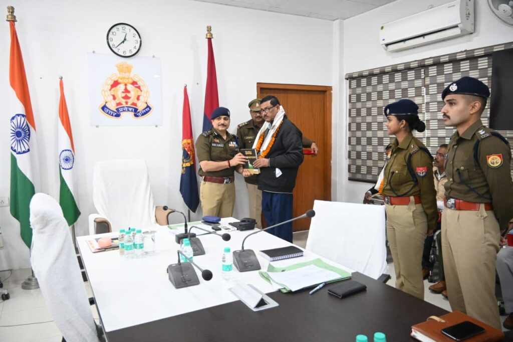 पुलिस आयुक्त वाराणसी ने सेवानिवृत्त कर्मियों को दी भावभीनी विदाई, सेवा के अनुभवों को साझा करने पर दिया जोर पुलिस आयुक्त वाराणसी ने सेवानिवृत्त कर्मियों को दी भावभीनी विदाई, सेवा के अनुभवों को साझा करने पर दिया जोर पुलिस आयुक्त वाराणसी ने सेवानिवृत्त कर्मियों को दी भावभीनी विदाई, सेवा के अनुभवों को साझा करने पर दिया जोर