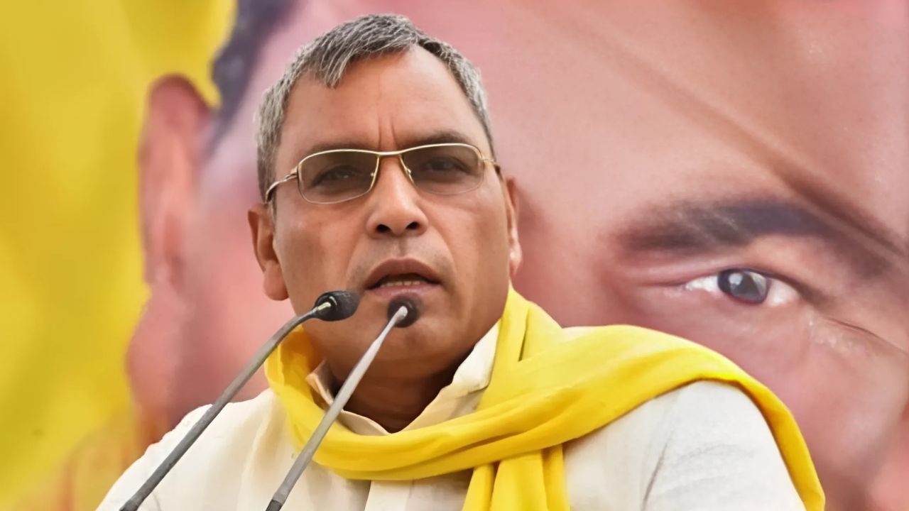 गाजीपुर में भड़के यूपी के मंत्री ओपी राजभर, ठेकेदार को पैसे देने का दावा करने पर दी 'जूता मारने' की चेतावनी