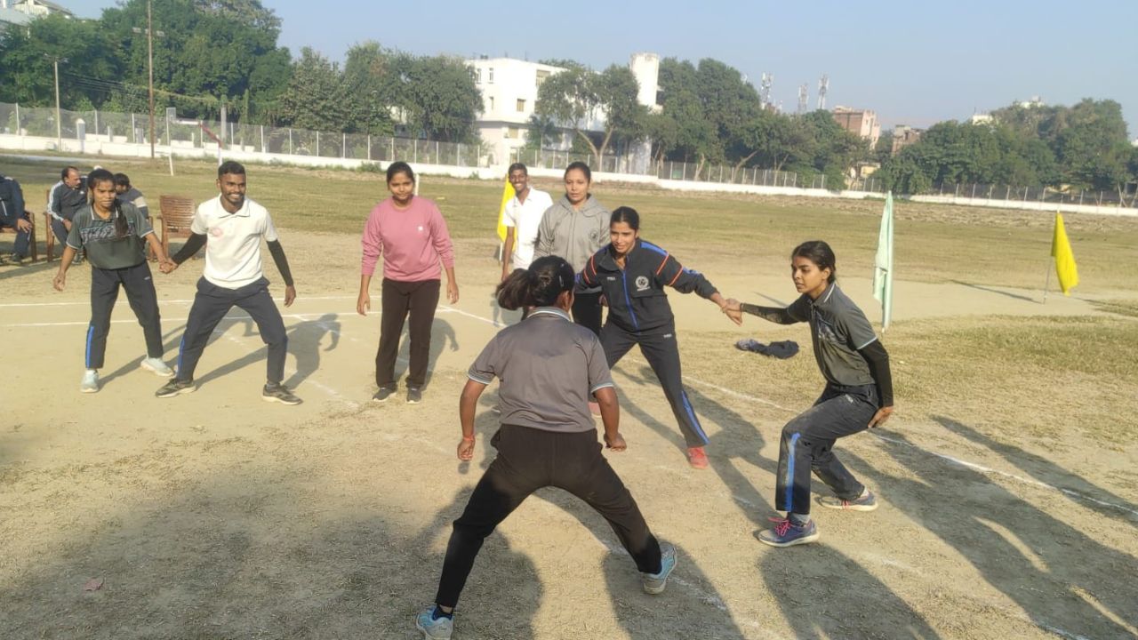 काशी विद्यापीठ: कबड्डी प्रतियोगिता में रेड हाउस की धमाकेदार जीत, फाइनल में ब्लू हाउस को हराया