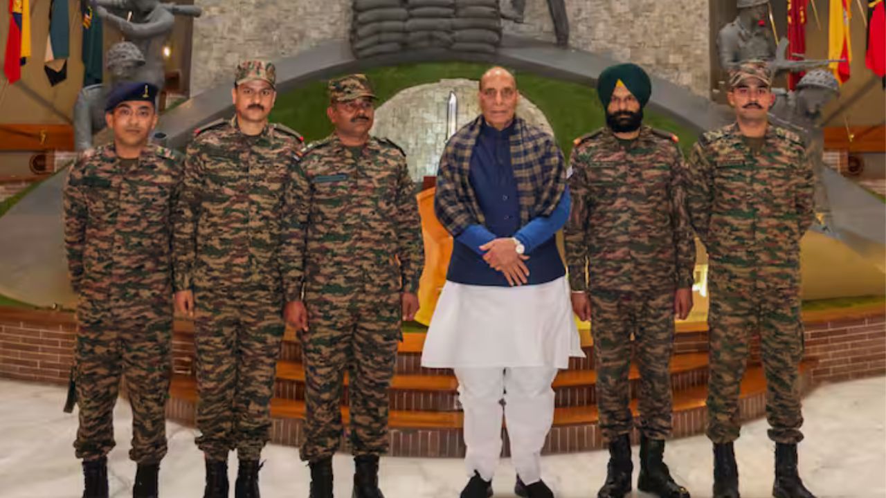रक्षा मंत्री राजनाथ सिंह का सैन्यकर्मियों से आह्वान: आंतरिक और बाहरी खतरों पर रखें पैनी नजर