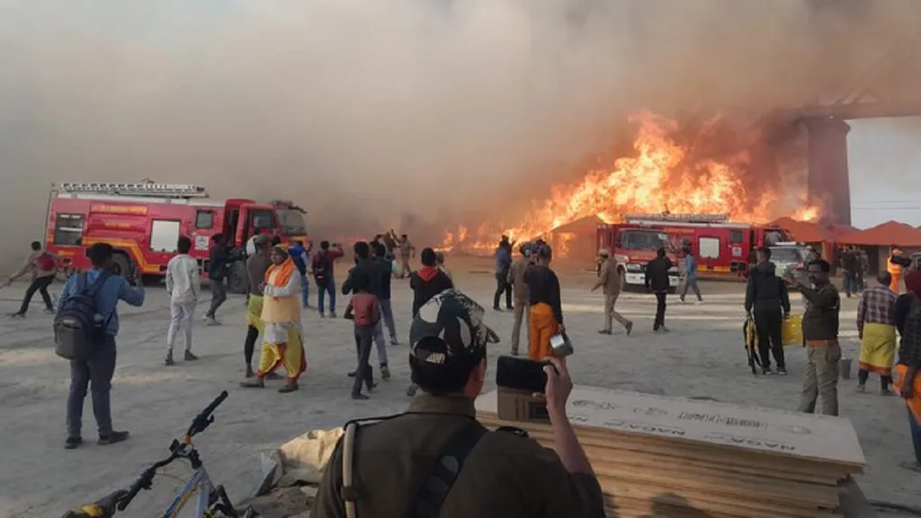 महाकुंभ आग हादसे में 10,000 वर्ग फुट क्षेत्र खाक, 6 सिलेंडर ब्लास्ट, दूसरे शिविर खाली कराए गए महाकुंभ आग हादसे में 10,000 वर्ग फुट क्षेत्र खाक, 6 सिलेंडर ब्लास्ट, दूसरे शिविर खाली कराए गए महाकुंभ आग हादसे में 10,000 वर्ग फुट क्षेत्र खाक, 6 सिलेंडर ब्लास्ट, दूसरे शिविर खाली कराए गए