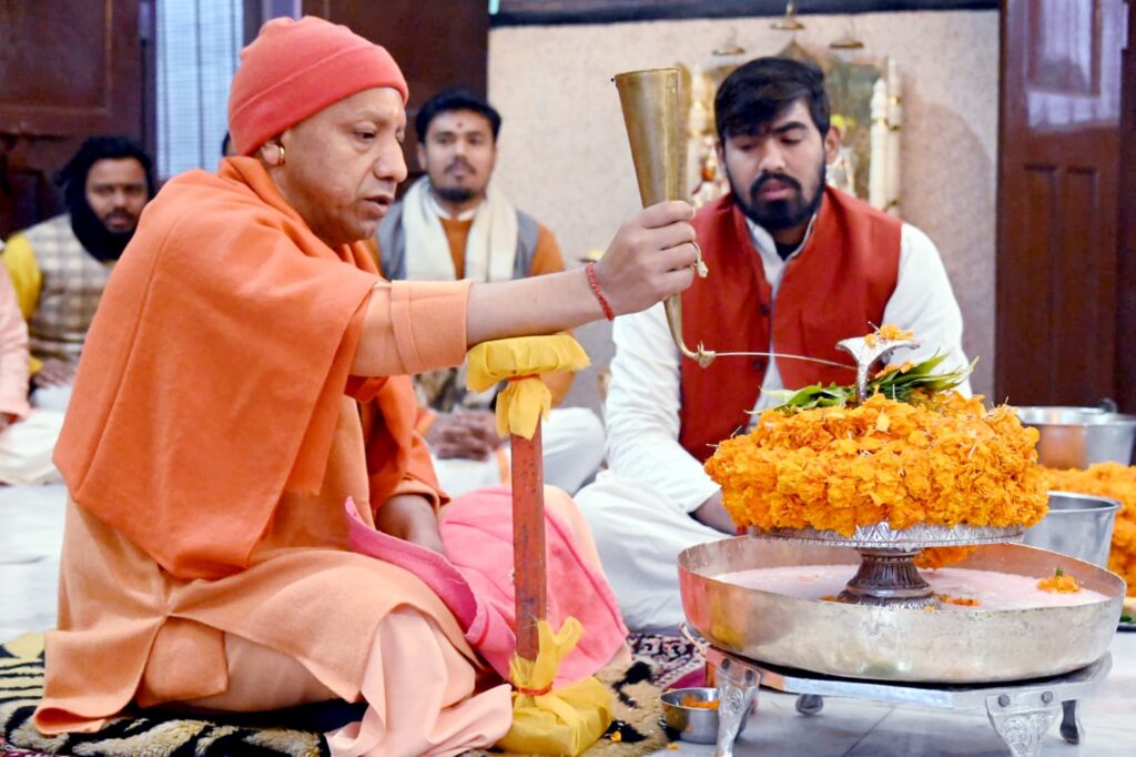 CM योगी ने गोरखनाथ मंदिर में किया रुद्राभिषेक, की राष्ट्र कल्याण की कामना CM योगी ने गोरखनाथ मंदिर में किया रुद्राभिषेक, की राष्ट्र कल्याण की कामना CM योगी ने गोरखनाथ मंदिर में किया रुद्राभिषेक, की राष्ट्र कल्याण की कामना