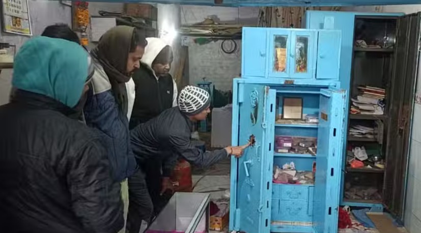 चंदौली में पुलिस चौकी के कुछ दूरी पर हुई आभूषण की दुकान में चोरी कि वारदात चंदौली में पुलिस चौकी के कुछ दूरी पर हुई आभूषण की दुकान में चोरी कि वारदात चंदौली में पुलिस चौकी के कुछ दूरी पर हुई आभूषण की दुकान में चोरी कि वारदात