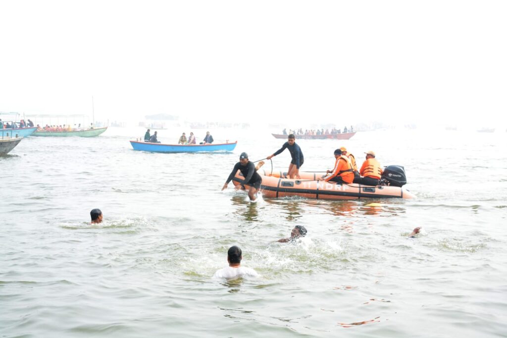 NDRF ने काशी के ललिता घाट पर किया मॉक अभ्यास, महाकुंभ-2025 के लिए तैयारियां तेज NDRF ने काशी के ललिता घाट पर किया मॉक अभ्यास, महाकुंभ-2025 के लिए तैयारियां तेज NDRF ने काशी के ललिता घाट पर किया मॉक अभ्यास, महाकुंभ-2025 के लिए तैयारियां तेज