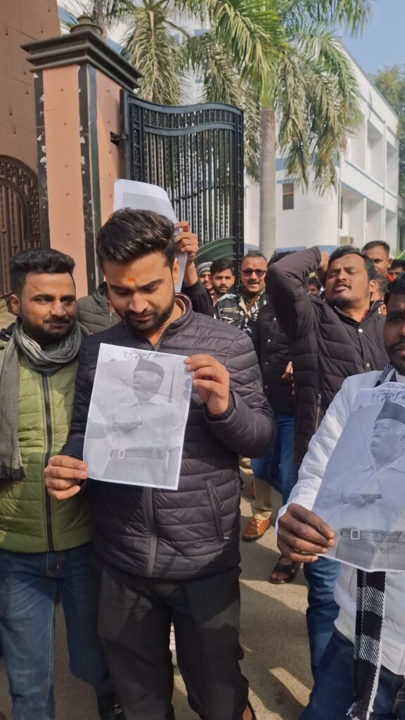 काशी विद्यापीठ गेट पर प्रदर्शन,मोहन भागवत के बयान पर NSUI का विरोध काशी विद्यापीठ गेट पर प्रदर्शन,मोहन भागवत के बयान पर NSUI का विरोध काशी विद्यापीठ गेट पर प्रदर्शन,मोहन भागवत के बयान पर NSUI का विरोध
