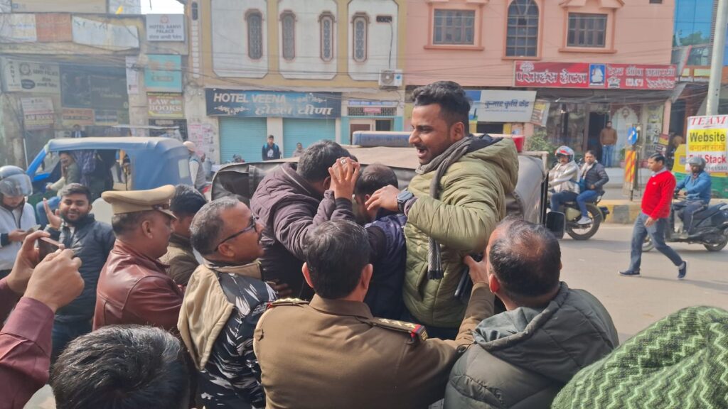 काशी विद्यापीठ गेट पर प्रदर्शन,मोहन भागवत के बयान पर NSUI का विरोध काशी विद्यापीठ गेट पर प्रदर्शन,मोहन भागवत के बयान पर NSUI का विरोध काशी विद्यापीठ गेट पर प्रदर्शन,मोहन भागवत के बयान पर NSUI का विरोध