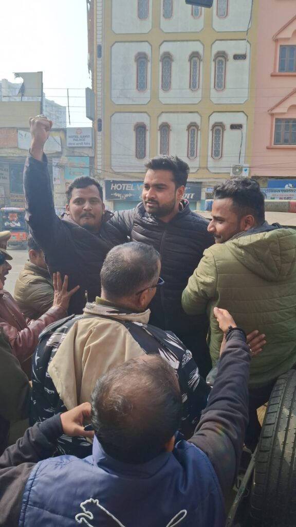 काशी विद्यापीठ गेट पर प्रदर्शन,मोहन भागवत के बयान पर NSUI का विरोध काशी विद्यापीठ गेट पर प्रदर्शन,मोहन भागवत के बयान पर NSUI का विरोध काशी विद्यापीठ गेट पर प्रदर्शन,मोहन भागवत के बयान पर NSUI का विरोध