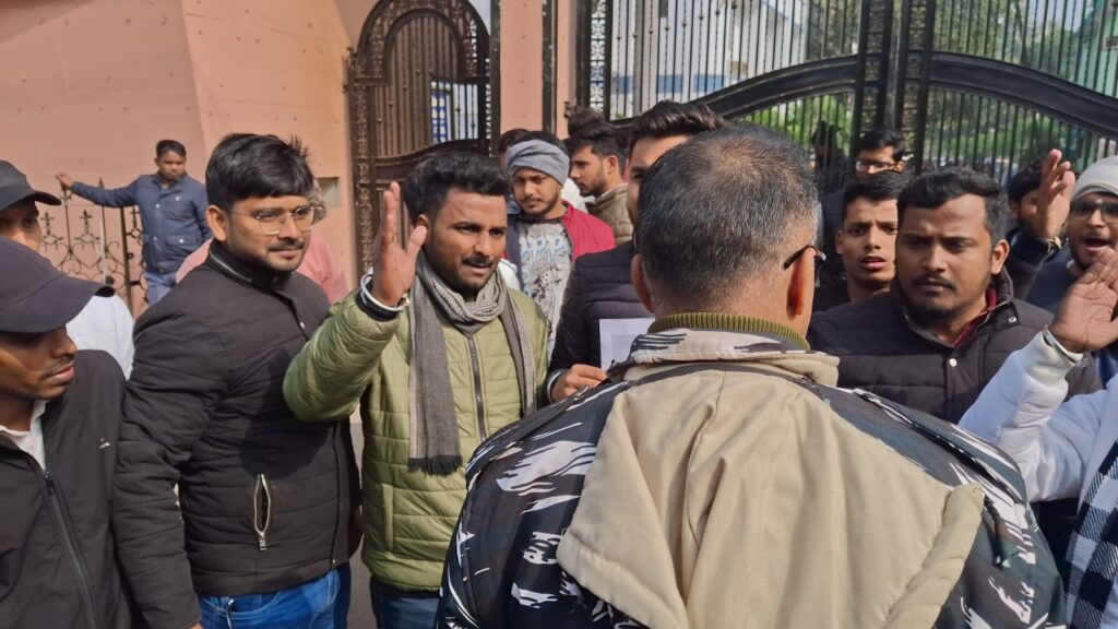 काशी विद्यापीठ गेट पर प्रदर्शन,मोहन भागवत के बयान पर NSUI का विरोध काशी विद्यापीठ गेट पर प्रदर्शन,मोहन भागवत के बयान पर NSUI का विरोध काशी विद्यापीठ गेट पर प्रदर्शन,मोहन भागवत के बयान पर NSUI का विरोध