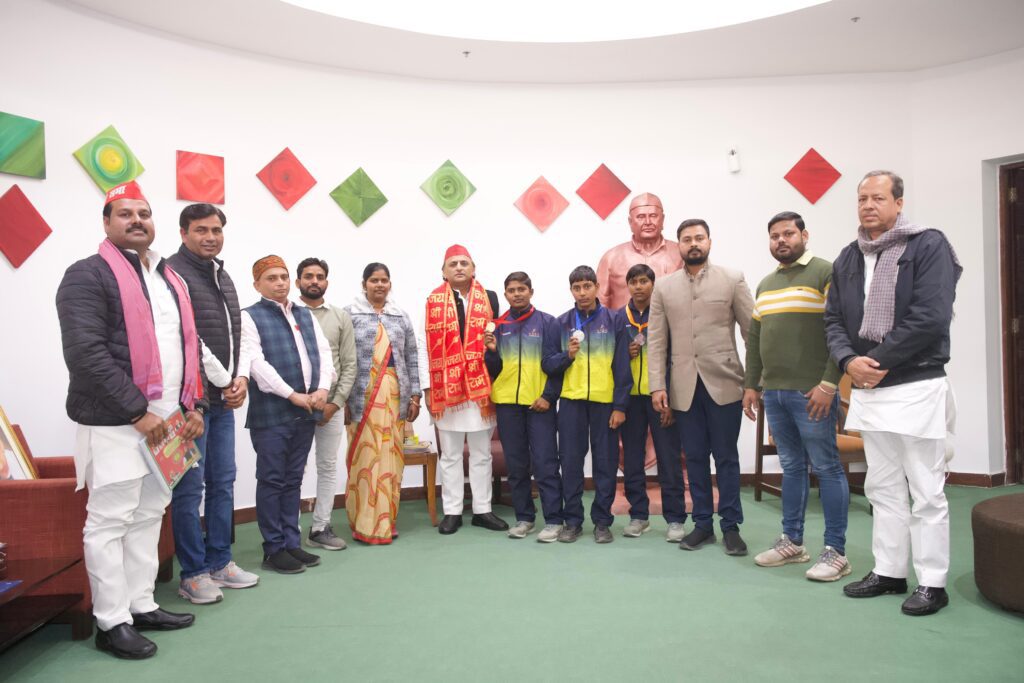 कुरास गेम में सफलता पाने वाली मथुरापुर की बेटियों का अखिलेश यादव ने किया सम्मान कुरास गेम में सफलता पाने वाली मथुरापुर की बेटियों का अखिलेश यादव ने किया सम्मान कुरास गेम में सफलता पाने वाली मथुरापुर की बेटियों का अखिलेश यादव ने किया सम्मान