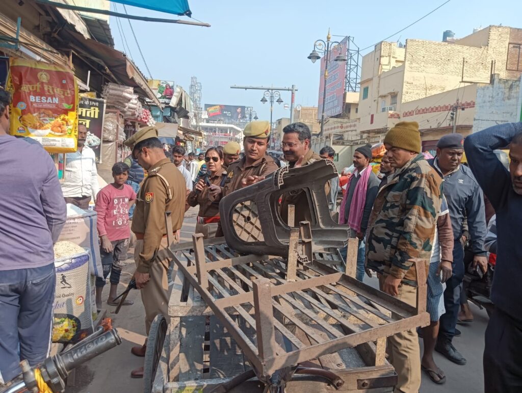 डीसीपी चंद्रकांत मीना की अगुवाई में पांडेपुर चौराहे पर अतिक्रमण हटाओ अभियान, दुकानदारों को चेतावनी डीसीपी चंद्रकांत मीना की अगुवाई में पांडेपुर चौराहे पर अतिक्रमण हटाओ अभियान, दुकानदारों को चेतावनी डीसीपी चंद्रकांत मीना की अगुवाई में पांडेपुर चौराहे पर अतिक्रमण हटाओ अभियान, दुकानदारों को चेतावनी
