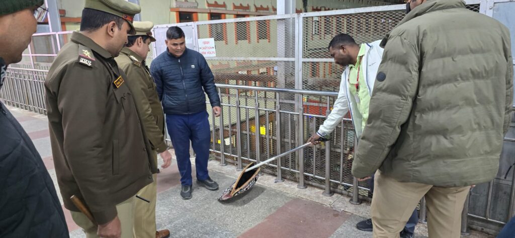 छावनी क्षेत्र में मॉल और होटलों की हुई चेकिंग, पुलिस तैनात छावनी क्षेत्र में मॉल और होटलों की हुई चेकिंग, पुलिस तैनात छावनी क्षेत्र में मॉल और होटलों की हुई चेकिंग, पुलिस तैनात
