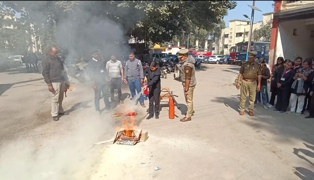 SPEL कार्यक्रम: छात्रों को मिला कानून और सुरक्षा तंत्र का व्यावहारिक अनुभव SPEL कार्यक्रम: छात्रों को मिला कानून और सुरक्षा तंत्र का व्यावहारिक अनुभव SPEL कार्यक्रम: छात्रों को मिला कानून और सुरक्षा तंत्र का व्यावहारिक अनुभव