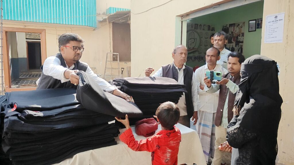 पार्षद हाजी ओकास अंसारी ने ठंड में जरूरतमंदों को बांटे कंबल पार्षद हाजी ओकास अंसारी ने ठंड में जरूरतमंदों को बांटे कंबल पार्षद हाजी ओकास अंसारी ने ठंड में जरूरतमंदों को बांटे कंबल