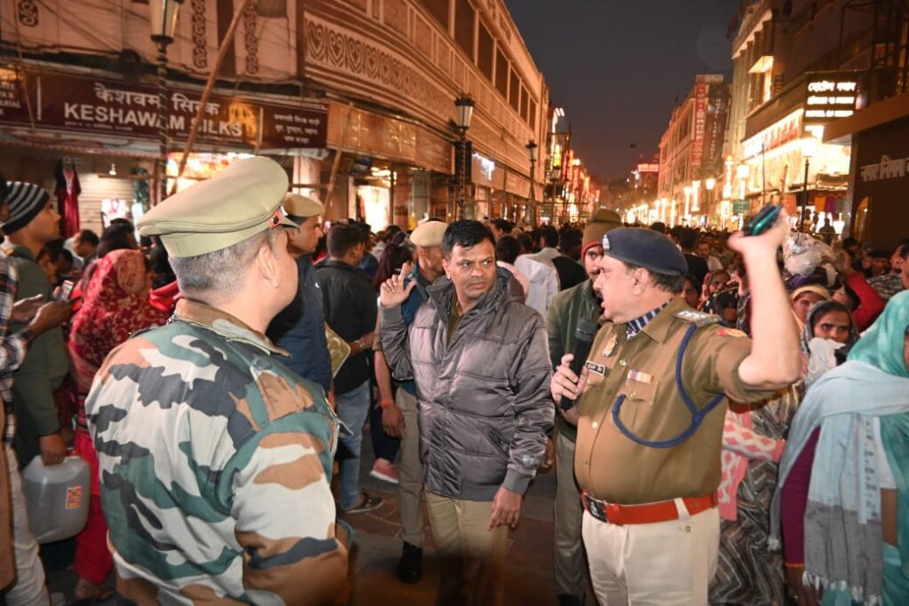 गणतंत्र दिवस और स्नान पर्व के मद्देनजर वाराणसी में सुरक्षा और यातायात का निरीक्षण गणतंत्र दिवस और स्नान पर्व के मद्देनजर वाराणसी में सुरक्षा और यातायात का निरीक्षण गणतंत्र दिवस और स्नान पर्व के मद्देनजर वाराणसी में सुरक्षा और यातायात का निरीक्षण