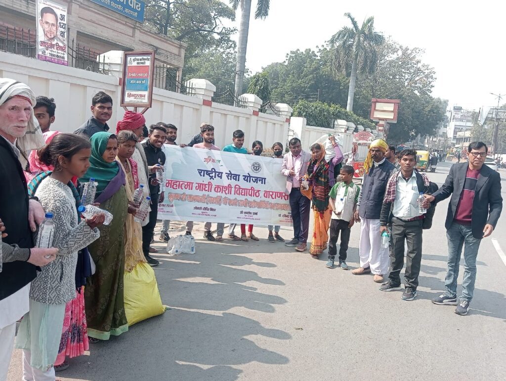 काशी विद्यापीठ के एनएसएस वालंटियर्स ने दर्शनार्थियों को वितरित की पानी की बोतलें काशी विद्यापीठ के एनएसएस वालंटियर्स ने दर्शनार्थियों को वितरित की पानी की बोतलें काशी विद्यापीठ के एनएसएस वालंटियर्स ने दर्शनार्थियों को वितरित की पानी की बोतलें