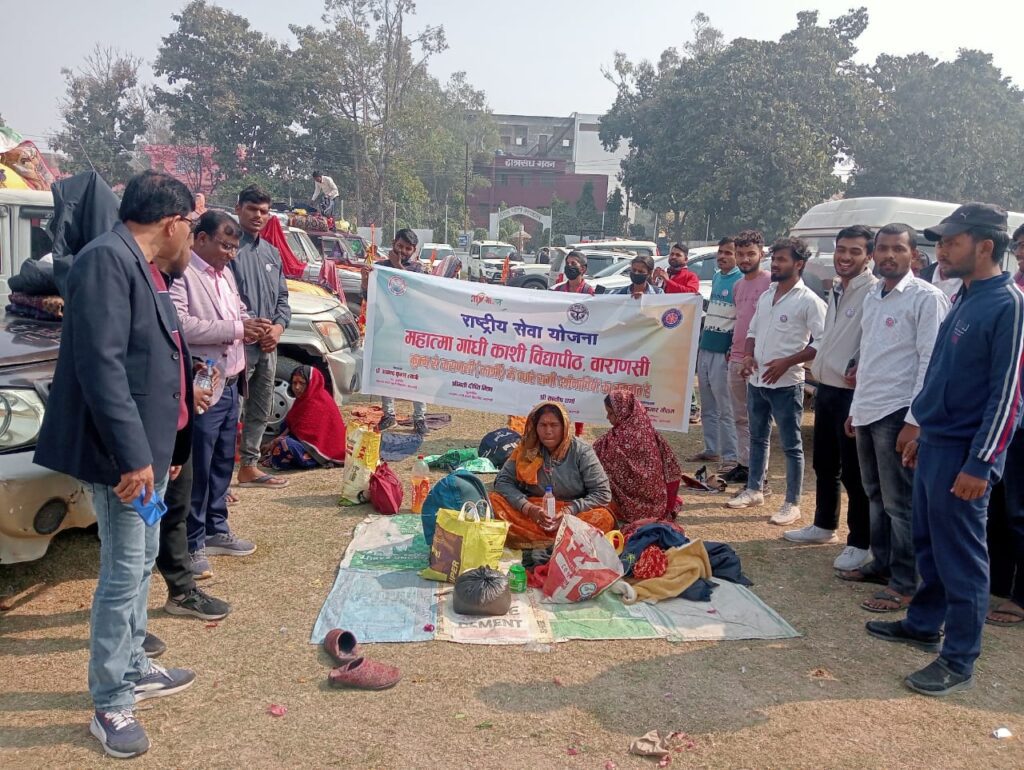 काशी विद्यापीठ के एनएसएस वालंटियर्स ने दर्शनार्थियों को वितरित की पानी की बोतलें काशी विद्यापीठ के एनएसएस वालंटियर्स ने दर्शनार्थियों को वितरित की पानी की बोतलें काशी विद्यापीठ के एनएसएस वालंटियर्स ने दर्शनार्थियों को वितरित की पानी की बोतलें