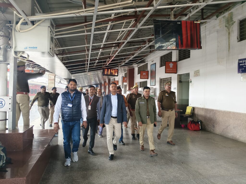 महाकुंभ 2025: जिलाधिकारी और अपर पुलिस आयुक्त ने मंडुआडीह व कैंट स्टेशन का किया निरीक्षण महाकुंभ 2025: जिलाधिकारी और अपर पुलिस आयुक्त ने मंडुआडीह व कैंट स्टेशन का किया निरीक्षण महाकुंभ 2025: जिलाधिकारी और अपर पुलिस आयुक्त ने मंडुआडीह व कैंट स्टेशन का किया निरीक्षण