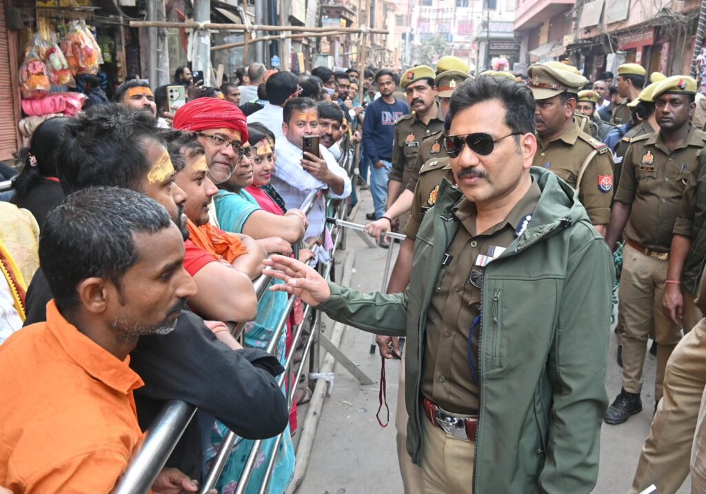 मौनी अमावस्या स्नान और महाकुंभ को लेकर पुलिस आयुक्त ने किया घाटों व मंदिर क्षेत्र का निरीक्षण मौनी अमावस्या स्नान और महाकुंभ को लेकर पुलिस आयुक्त ने किया घाटों व मंदिर क्षेत्र का निरीक्षण मौनी अमावस्या स्नान और महाकुंभ को लेकर पुलिस आयुक्त ने किया घाटों व मंदिर क्षेत्र का निरीक्षण