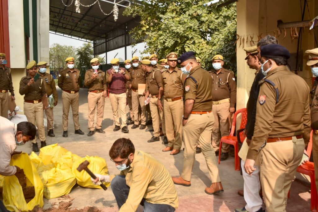 गाजीपुर पुलिस ने 22 करोड़ से अधिक के अवैध मादक पदार्थों का किया नष्ट गाजीपुर पुलिस ने 22 करोड़ से अधिक के अवैध मादक पदार्थों का किया नष्ट गाजीपुर पुलिस ने 22 करोड़ से अधिक के अवैध मादक पदार्थों का किया नष्ट
