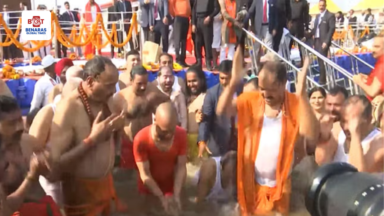 महाकुंभ 2025 : मुख्यमंत्री योगी आदित्यनाथ ने श्रद्धालुओं के साथ त्रिवेणी संगम में लगाई पवित्र डुबकी