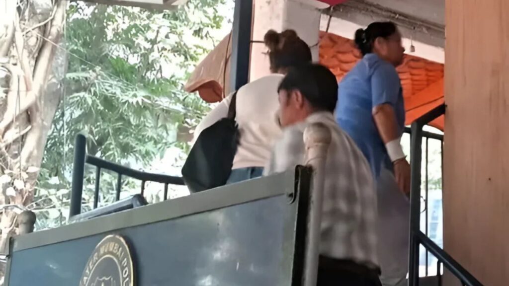सैफ अली खान पर जानलेवा हमला: आरोपी की पहचान, पुलिस की 15 टीमें जांच में जुटीं सैफ अली खान पर जानलेवा हमला: आरोपी की पहचान, पुलिस की 15 टीमें जांच में जुटीं सैफ अली खान पर जानलेवा हमला: आरोपी की पहचान, पुलिस की 15 टीमें जांच में जुटीं