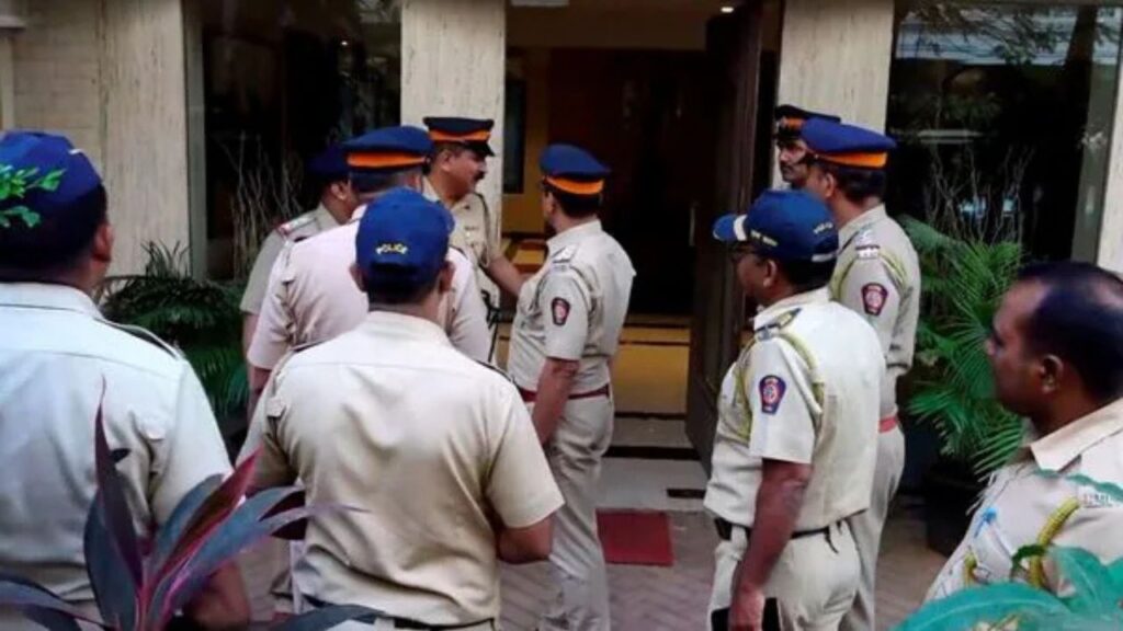 सैफ अली खान पर जानलेवा हमला: आरोपी की पहचान, पुलिस की 15 टीमें जांच में जुटीं सैफ अली खान पर जानलेवा हमला: आरोपी की पहचान, पुलिस की 15 टीमें जांच में जुटीं सैफ अली खान पर जानलेवा हमला: आरोपी की पहचान, पुलिस की 15 टीमें जांच में जुटीं
