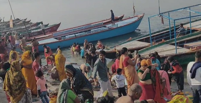 माघी पूर्णिमा पर वाराणसी के गंगा घाटों पर उमड़ रहा श्रद्धालओं का जनसैलाब, लगा रहे आस्था की डुबकी माघी पूर्णिमा पर वाराणसी के गंगा घाटों पर उमड़ रहा श्रद्धालओं का जनसैलाब, लगा रहे आस्था की डुबकी माघी पूर्णिमा पर वाराणसी के गंगा घाटों पर उमड़ रहा श्रद्धालओं का जनसैलाब, लगा रहे आस्था की डुबकी