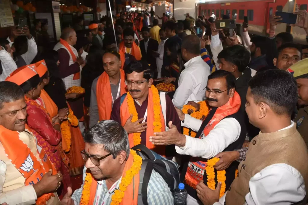 तमिल मेहमानों का काशी में भव्य स्वागत, 'वणक्कम' कहकर जिलाधिकारी और जनप्रतिनिधियों ने की अगवानी तमिल मेहमानों का काशी में भव्य स्वागत, 'वणक्कम' कहकर जिलाधिकारी और जनप्रतिनिधियों ने की अगवानी तमिल मेहमानों का काशी में भव्य स्वागत, 'वणक्कम' कहकर जिलाधिकारी और जनप्रतिनिधियों ने की अगवानी