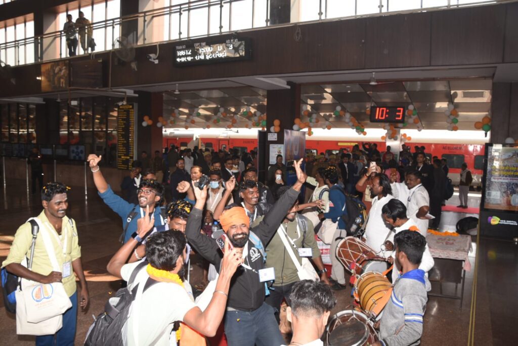 तमिल मेहमानों का काशी में भव्य स्वागत, 'वणक्कम' कहकर जिलाधिकारी और जनप्रतिनिधियों ने की अगवानी तमिल मेहमानों का काशी में भव्य स्वागत, 'वणक्कम' कहकर जिलाधिकारी और जनप्रतिनिधियों ने की अगवानी तमिल मेहमानों का काशी में भव्य स्वागत, 'वणक्कम' कहकर जिलाधिकारी और जनप्रतिनिधियों ने की अगवानी