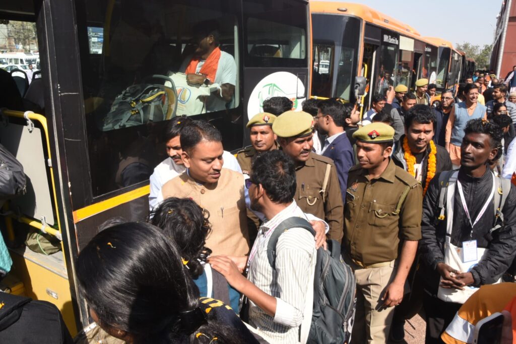 तमिल मेहमानों का काशी में भव्य स्वागत, 'वणक्कम' कहकर जिलाधिकारी और जनप्रतिनिधियों ने की अगवानी तमिल मेहमानों का काशी में भव्य स्वागत, 'वणक्कम' कहकर जिलाधिकारी और जनप्रतिनिधियों ने की अगवानी तमिल मेहमानों का काशी में भव्य स्वागत, 'वणक्कम' कहकर जिलाधिकारी और जनप्रतिनिधियों ने की अगवानी