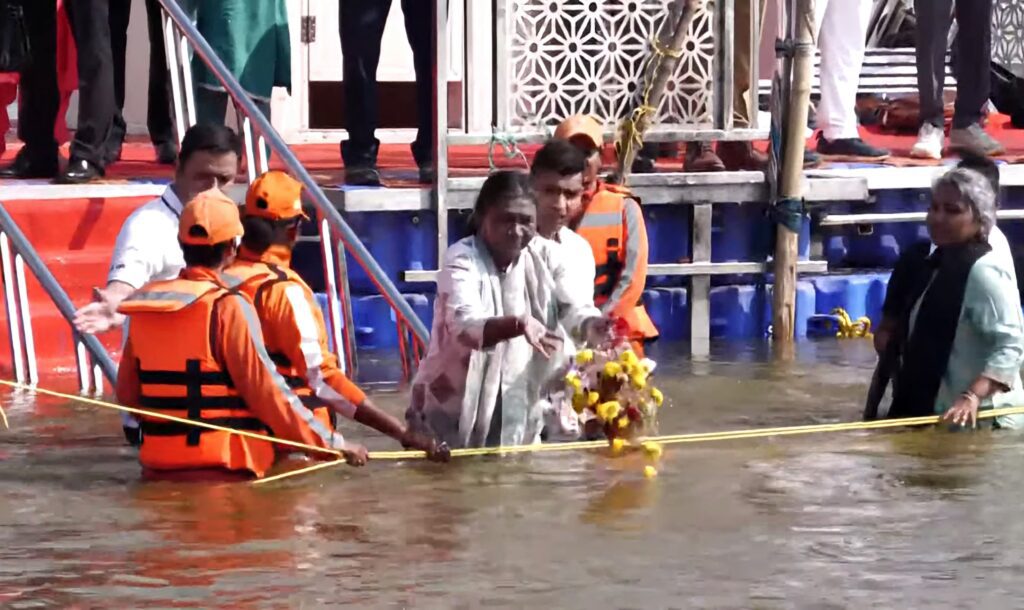 महाकुंभ 2025 : प्रयागराज पहुंचीं राष्ट्रपति द्रौपदी मुर्मू, त्रिवेणी संगम में लगाई पुण्य की डुबकी महाकुंभ 2025 : प्रयागराज पहुंचीं राष्ट्रपति द्रौपदी मुर्मू, त्रिवेणी संगम में लगाई पुण्य की डुबकी महाकुंभ 2025 : प्रयागराज पहुंचीं राष्ट्रपति द्रौपदी मुर्मू, त्रिवेणी संगम में लगाई पुण्य की डुबकी