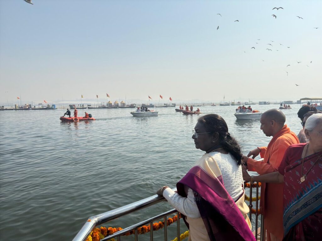 महाकुंभ 2025 : प्रयागराज पहुंचीं राष्ट्रपति द्रौपदी मुर्मू, त्रिवेणी संगम में लगाई पुण्य की डुबकी महाकुंभ 2025 : प्रयागराज पहुंचीं राष्ट्रपति द्रौपदी मुर्मू, त्रिवेणी संगम में लगाई पुण्य की डुबकी महाकुंभ 2025 : प्रयागराज पहुंचीं राष्ट्रपति द्रौपदी मुर्मू, त्रिवेणी संगम में लगाई पुण्य की डुबकी