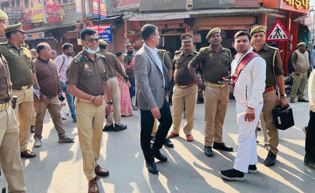 वाराणसी में श्रद्धालुओं की सुरक्षा के लिए जिलाधिकारी और अपर पुलिस कमिश्नर ने किया निरीक्षण, दिए कड़े दिशा-निर्देश वाराणसी में श्रद्धालुओं की सुरक्षा के लिए जिलाधिकारी और अपर पुलिस कमिश्नर ने किया निरीक्षण, दिए कड़े दिशा-निर्देश वाराणसी में श्रद्धालुओं की सुरक्षा के लिए जिलाधिकारी और अपर पुलिस कमिश्नर ने किया निरीक्षण, दिए कड़े दिशा-निर्देश