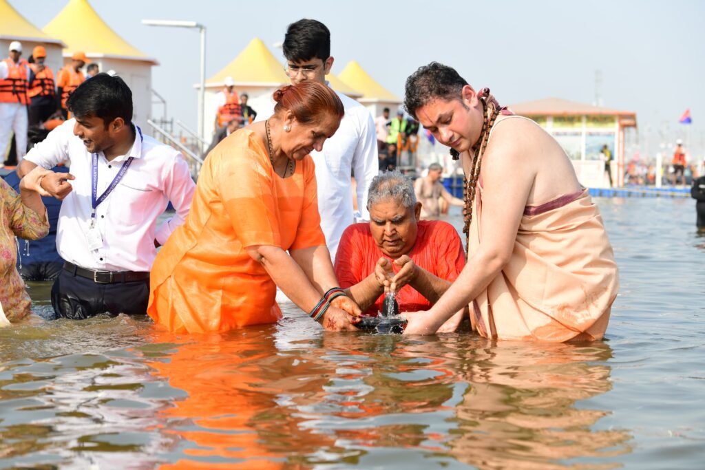 महाकुंभ 2025: त्रिवेणी संगम में उपराष्ट्रपति जगदीप धनखड़ ने पत्नी संग लगाई आस्था डुबकी लगाई, साइबेरियन पक्षियों को खिलाया दाना महाकुंभ 2025: त्रिवेणी संगम में उपराष्ट्रपति जगदीप धनखड़ ने पत्नी संग लगाई आस्था डुबकी लगाई, साइबेरियन पक्षियों को खिलाया दाना महाकुंभ 2025: त्रिवेणी संगम में उपराष्ट्रपति जगदीप धनखड़ ने पत्नी संग लगाई आस्था डुबकी लगाई, साइबेरियन पक्षियों को खिलाया दाना