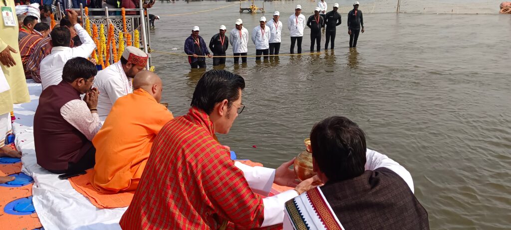 Mahakumbh 2025: भूटान नरेश ने लगाई संगम में पुण्य की डुबकी, की पूजा-अर्चना Mahakumbh 2025: भूटान नरेश ने लगाई संगम में पुण्य की डुबकी, की पूजा-अर्चना Mahakumbh 2025: भूटान नरेश ने लगाई संगम में पुण्य की डुबकी, की पूजा-अर्चना