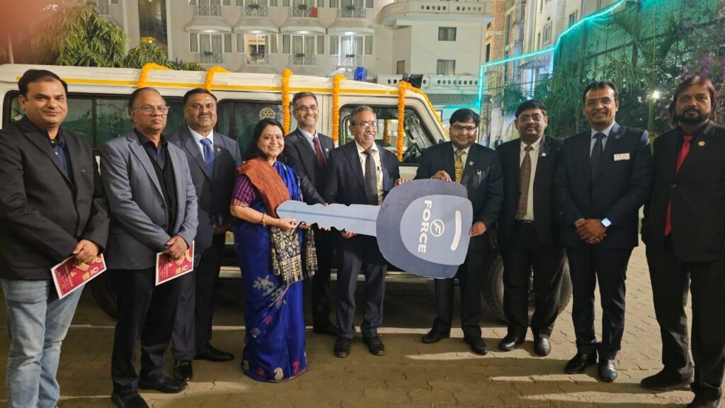 रोटरी क्लब ऑफ वाराणसी नॉर्थ ने नौगढ़ में सचल चिकित्सा सेवा हेतु एम्बुलेंस सौंपी रोटरी क्लब ऑफ वाराणसी नॉर्थ ने नौगढ़ में सचल चिकित्सा सेवा हेतु एम्बुलेंस सौंपी रोटरी क्लब ऑफ वाराणसी नॉर्थ ने नौगढ़ में सचल चिकित्सा सेवा हेतु एम्बुलेंस सौंपी