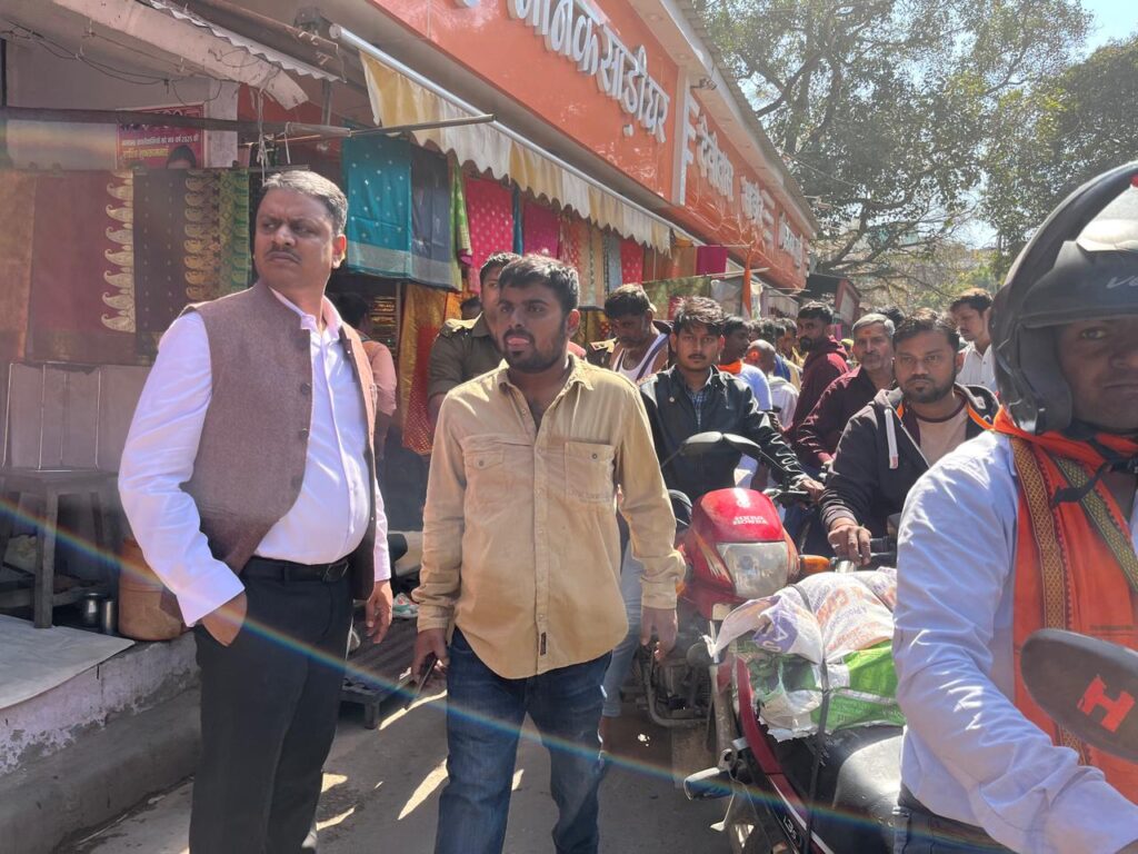 जिलाधिकारी ने मैदागिन क्षेत्र का किया निरीक्षण, दुकानदारों को सामान अंदर रखने के निर्देश जिलाधिकारी ने मैदागिन क्षेत्र का किया निरीक्षण, दुकानदारों को सामान अंदर रखने के निर्देश जिलाधिकारी ने मैदागिन क्षेत्र का किया निरीक्षण, दुकानदारों को सामान अंदर रखने के निर्देश