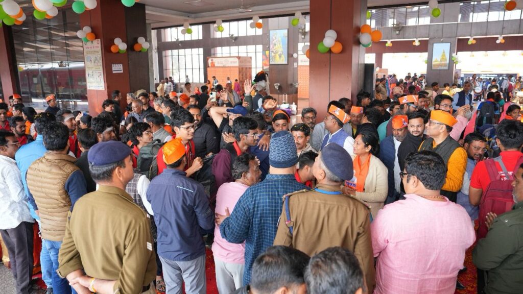 काशी तमिल संगमम 3 : छात्रों के समूह ने किया गंगा स्नान, मंदिरों में दर्शन पूजन काशी तमिल संगमम 3 : छात्रों के समूह ने किया गंगा स्नान, मंदिरों में दर्शन पूजन काशी तमिल संगमम 3 : छात्रों के समूह ने किया गंगा स्नान, मंदिरों में दर्शन पूजन