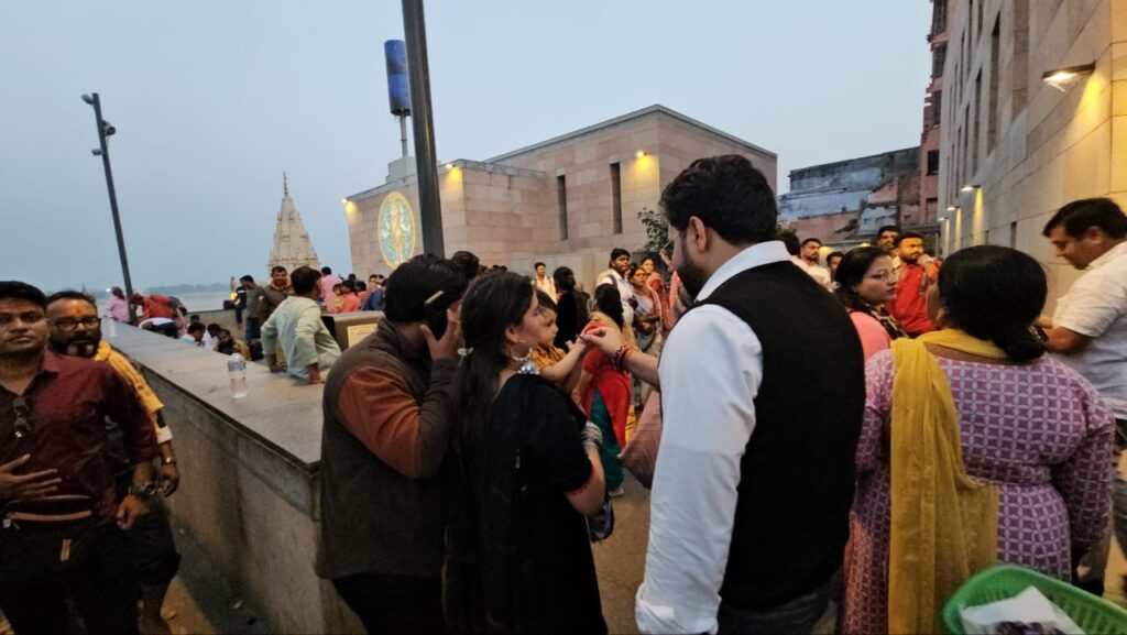 काशी विश्वनाथ धाम में भक्तों का सैलाब, सीईओ ने छांव और जल सेवा का किया प्रबंध काशी विश्वनाथ धाम में भक्तों का सैलाब, सीईओ ने छांव और जल सेवा का किया प्रबंध काशी विश्वनाथ धाम में भक्तों का सैलाब, सीईओ ने छांव और जल सेवा का किया प्रबंध