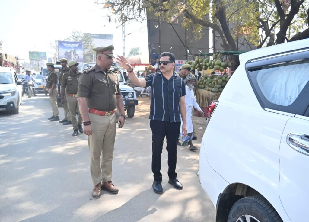 महाकुंभ-2025: वाराणसी में पुलिस आयुक्त ने किया सुरक्षा व यातायात व्यवस्था का निरीक्षण, ट्रैफिक प्लान लागू महाकुंभ-2025: वाराणसी में पुलिस आयुक्त ने किया सुरक्षा व यातायात व्यवस्था का निरीक्षण, ट्रैफिक प्लान लागू महाकुंभ-2025: वाराणसी में पुलिस आयुक्त ने किया सुरक्षा व यातायात व्यवस्था का निरीक्षण, ट्रैफिक प्लान लागू