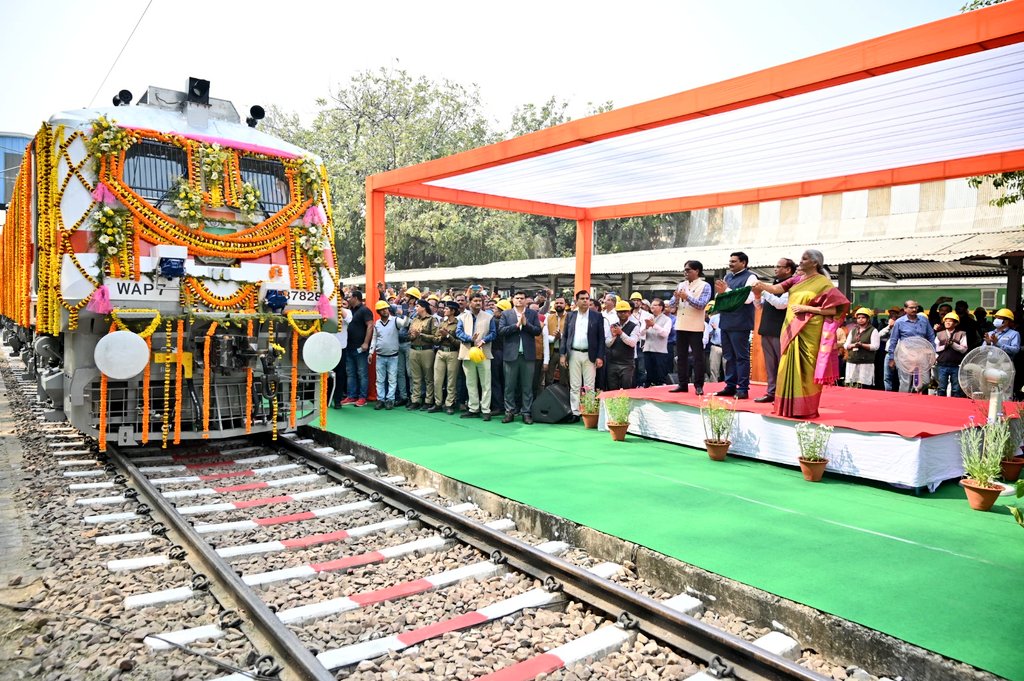 वाराणसी में वित्त मंत्री निर्मला सीतारमण ने किया बरेका निर्मित विद्युत रेल इंजन WAP-7 का लोकार्पण वाराणसी में वित्त मंत्री निर्मला सीतारमण ने किया बरेका निर्मित विद्युत रेल इंजन WAP-7 का लोकार्पण वाराणसी में वित्त मंत्री निर्मला सीतारमण ने किया बरेका निर्मित विद्युत रेल इंजन WAP-7 का लोकार्पण