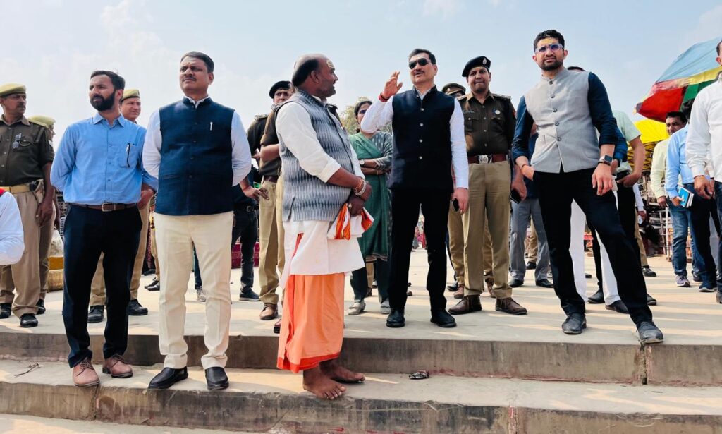 महाशिवरात्रि की तैयारियों का जायजा लेने मार्कण्डेय महादेव मंदिर पहुंचे सीपी और डीएम महाशिवरात्रि की तैयारियों का जायजा लेने मार्कण्डेय महादेव मंदिर पहुंचे सीपी और डीएम महाशिवरात्रि की तैयारियों का जायजा लेने मार्कण्डेय महादेव मंदिर पहुंचे सीपी और डीएम