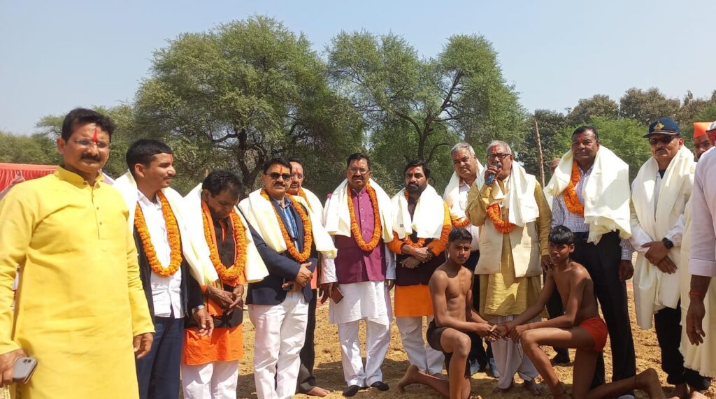 ओलंपियन स्व. लक्ष्मीकांत पांडेय 'चिक्कन पहलवान' की स्मृति में कुश्ती दंगल का भव्य शुभारंभ ओलंपियन स्व. लक्ष्मीकांत पांडेय 'चिक्कन पहलवान' की स्मृति में कुश्ती दंगल का भव्य शुभारंभ ओलंपियन स्व. लक्ष्मीकांत पांडेय 'चिक्कन पहलवान' की स्मृति में कुश्ती दंगल का भव्य शुभारंभ