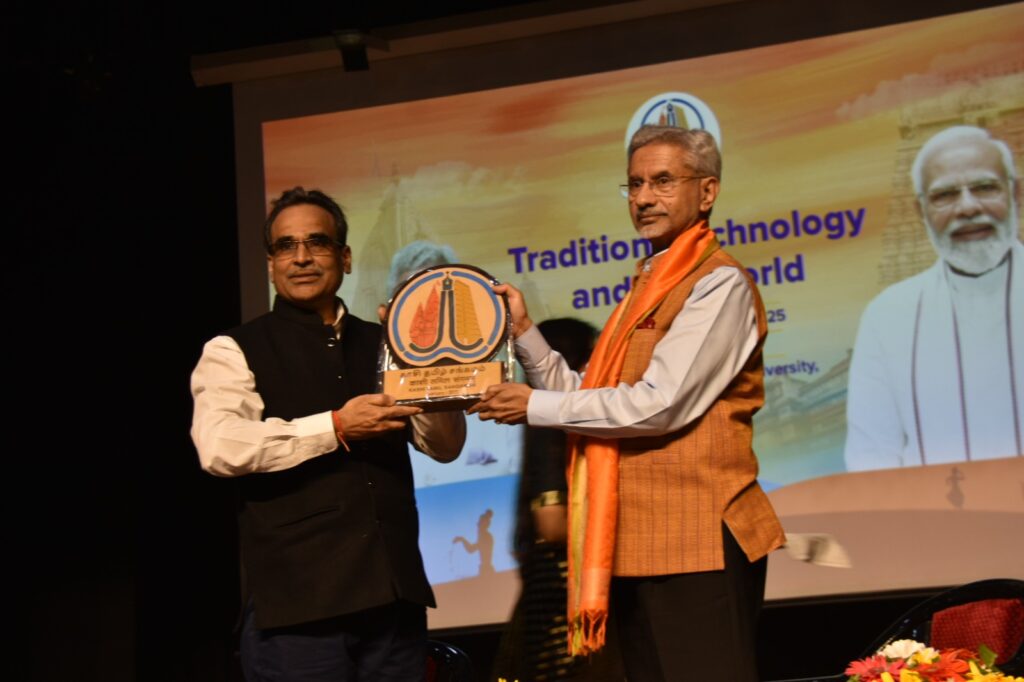विदेश मंत्री एस. जयशंकर ने 45 देशों के राजदूतों संग काशी तमिल संगमम में किया संवाद विदेश मंत्री एस. जयशंकर ने 45 देशों के राजदूतों संग काशी तमिल संगमम में किया संवाद विदेश मंत्री एस. जयशंकर ने 45 देशों के राजदूतों संग काशी तमिल संगमम में किया संवाद