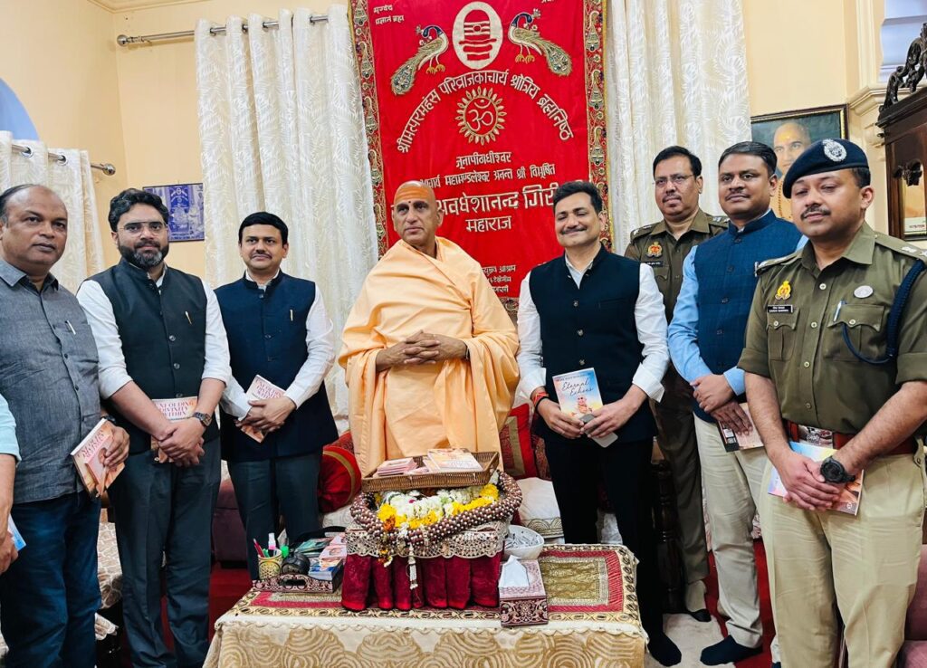मंडलायुक्त, पुलिस कमिश्नर और जिलाधिकारी ने किया गोदौलिया क्षेत्र का निरीक्षण, जूना अखाड़े के पीठाधीश्वर से की मुलाकात मंडलायुक्त, पुलिस कमिश्नर और जिलाधिकारी ने किया गोदौलिया क्षेत्र का निरीक्षण, जूना अखाड़े के पीठाधीश्वर से की मुलाकात मंडलायुक्त, पुलिस कमिश्नर और जिलाधिकारी ने किया गोदौलिया क्षेत्र का निरीक्षण, जूना अखाड़े के पीठाधीश्वर से की मुलाकात